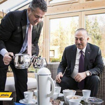 انتشار عکسی از ریختن چای توسط وزیر خارجه آلمان برای همتای ترکیه‌ای‌اش