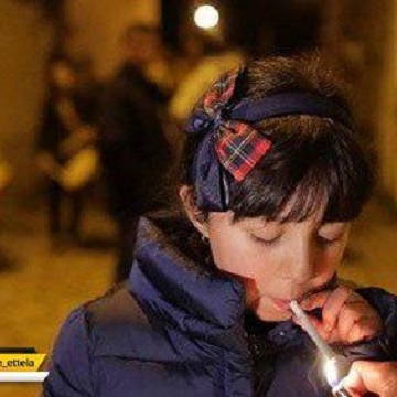 کودکان پرتغالی در مراسم جشن پادشاهان سیگار می‌کشند
