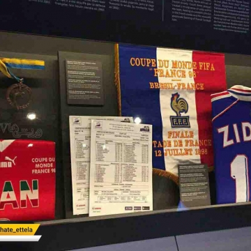 پیراهن استیلی در بازی ایران و آمریکا در کنار پیراهن زیدان در موزه فیفا