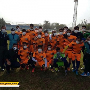 تمرین بازیکنان استقلال خوزستان در هوای آلوده اهواز با ماسک