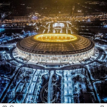 استادیوم لوژنیکی مسکو در یک شب برفی