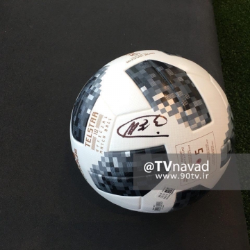 فان باستن توپ جام جهاني را امضا كرد