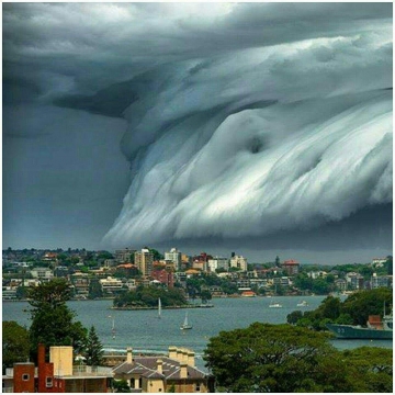 تصویری فوق العاده زیبا از پدیده ای نادر به نام سقوط ابر ها یا سونامی ابر