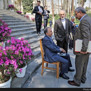 در پایان جلسه امروز هیات دولت برای نجفی در حیاط پاستور برای او صندلی گذاشته شده بودند