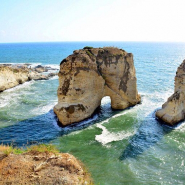 در کنار صخره «روشه» در ساحل بیروت دو نفر از یک خانواده ایرانی کشته و سه تن از آنان مصدوم شدند