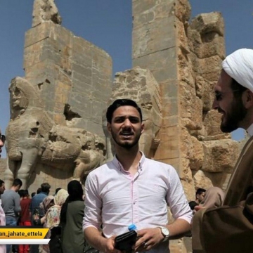 روحانیون مسلط به تاریخ ایران باستان، این روزها در مناطق گردشگری تاریخی مانندتخت جمشید حاضر شده‌اند