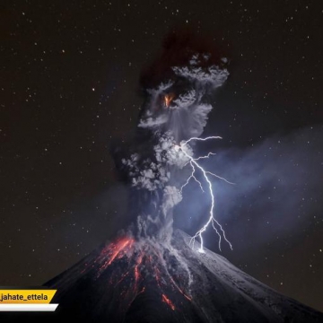 پیچ و خم رعد و برق آسمان کوه کولیما در مکزیکو