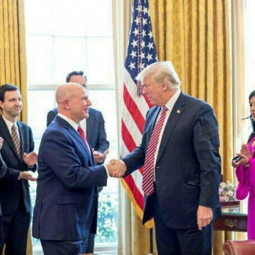 مشاور امنیت ملی کاخ سفید خداحافظی کرد
