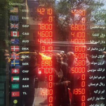 از خیابان فردوسی تهران گزارش شده که، صرافی‌های خصوصی از هرگونه خریدوفروش دلار و یورو خودداری می کنند