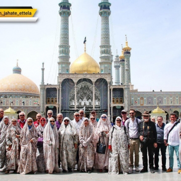 حضور گردشگران و هنرمندان عکاس از فرانسه در حرم حضرت معصومه- قم