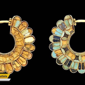 گوشواره‌های طلا، با نقش گل نیلوفر یا «رزتا» متعلق به دوره هخامنشی