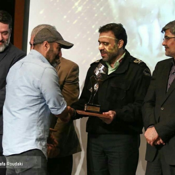 اهداء جایزه برتر جشنواره فیلم فجر از منظر قوه قضاییه به “محسن تنابنده”