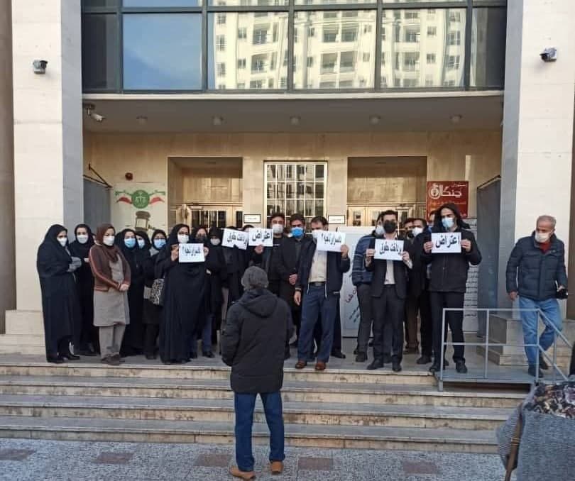 کارمندان دادسرای شعبه دو تهران امروز صبح، ۱۸ دی ۱۴۰۰ نسبت به حقوق پایین خود تجمع کردند