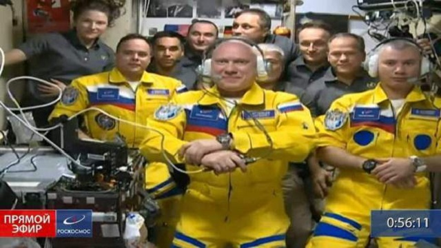 فضانوردان روسی با لباس‌هایی به رنگ پرچم اوکراین وارد ایستگاه بین المللی فضایی شدند