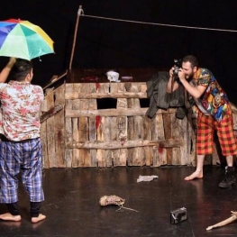 توقیف اجرای یک نمایش در قم به دلیل حجاب تماشاگران و رنگ چتر