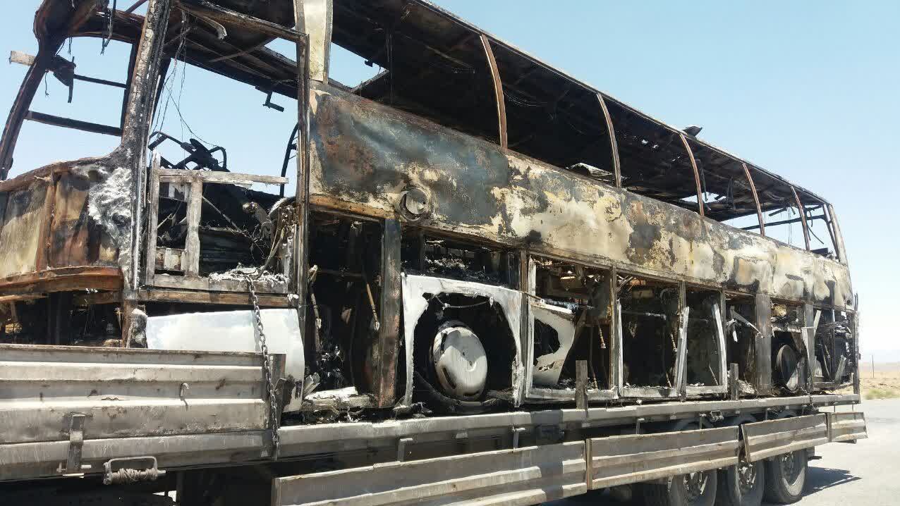 اتوبوس مسافربری در محور طبس کامل در آتش سوخت