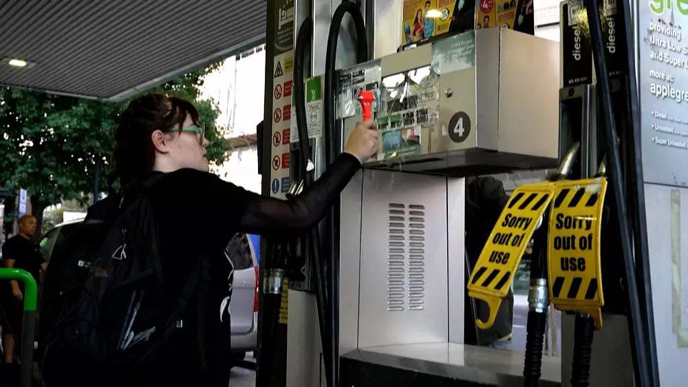حمله فعالان محیط زیست به پمپ بنزین‌های لندن