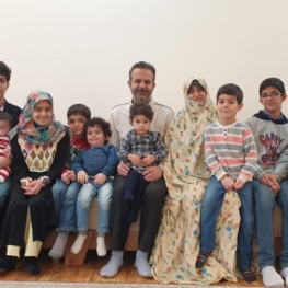 بلاگر فرزند‌آوری به همراه خانواده‌اش از ایران به عمان مهاجرت کرد